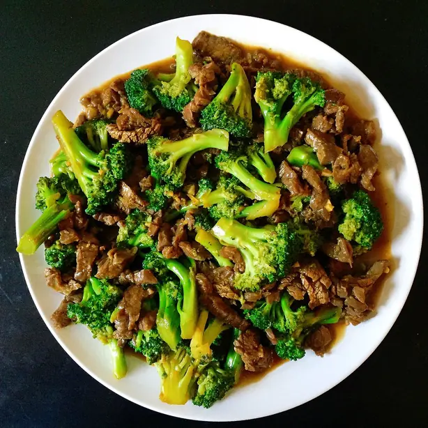 Foto von Rindfleisch mit Brokkoli (Beef and Broccoli) – fertig angerichtet