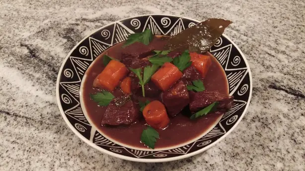 Foto von Klassisches Boeuf Bourguignon – fertig angerichtet