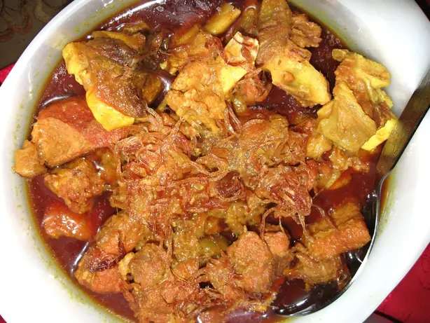 Foto von Klassischer Rinder-Schmorbraten in Rotweinsauce – fertig angerichtet