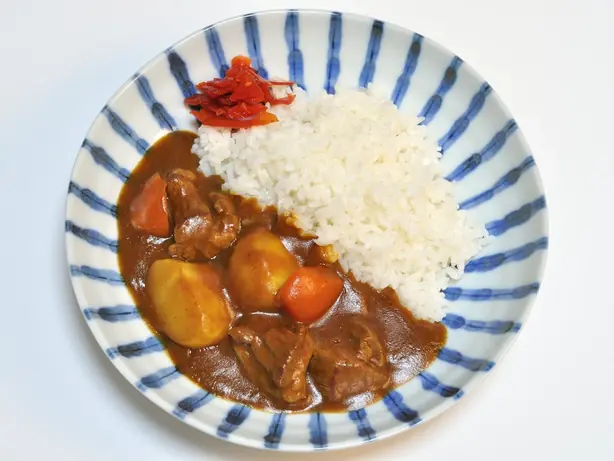 Foto von Klassisches Japanisches Curry (Karē Raisu) – fertig angerichtet