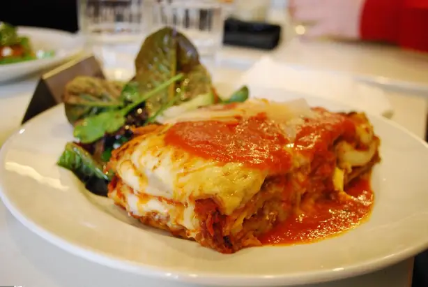 Foto von Klassische Lasagne alla Bolognese – fertig angerichtet