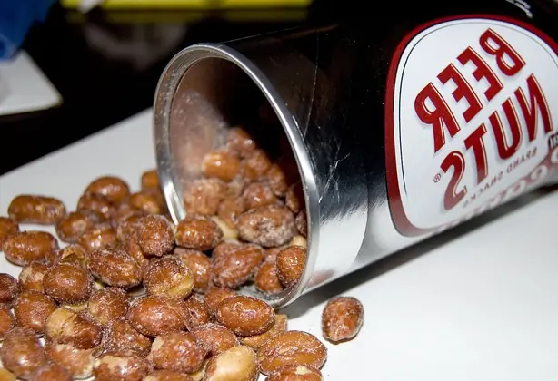 Foto von Beer Nuts (Süß-salzig glasierte Erdnüsse) – fertig angerichtet