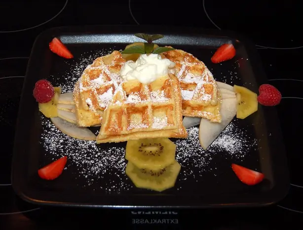 Foto von Klassische Brüsseler Waffeln (Belgische Waffeln) – fertig angerichtet