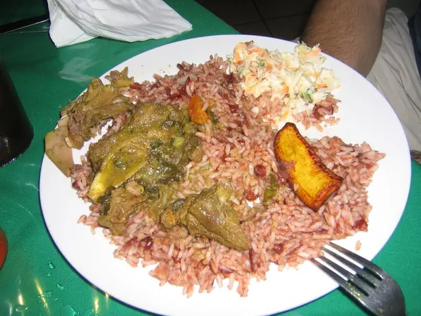 Foto von Belizisches 'Rice and Beans' mit Stew Chicken – fertig angerichtet