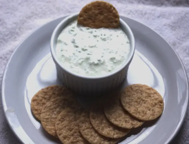 Foto von Klassischer American Onion Dip mit Kartoffelchips – fertig angerichtet