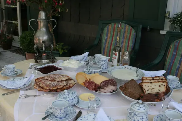 Foto von Traditionelle Bergische Kaffeetafel – fertig angerichtet