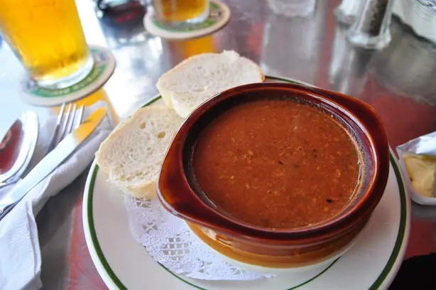 Foto von Bermuda Fish Chowder (Bermuda-Fischsuppe) – fertig angerichtet