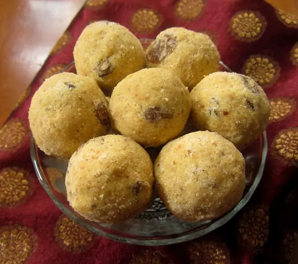 Foto von Klassische Besan Laddu (Indische Kichererbsen-Pralinen) – fertig angerichtet