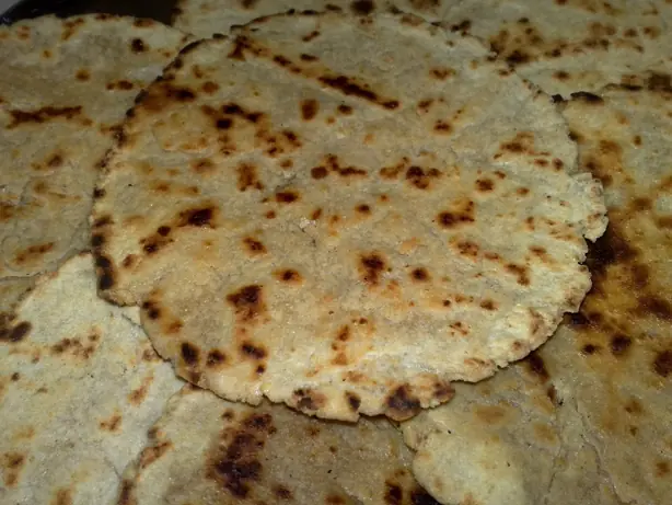 Foto von Bhakri – Traditionelles indisches Hirse-Fladenbrot – fertig angerichtet