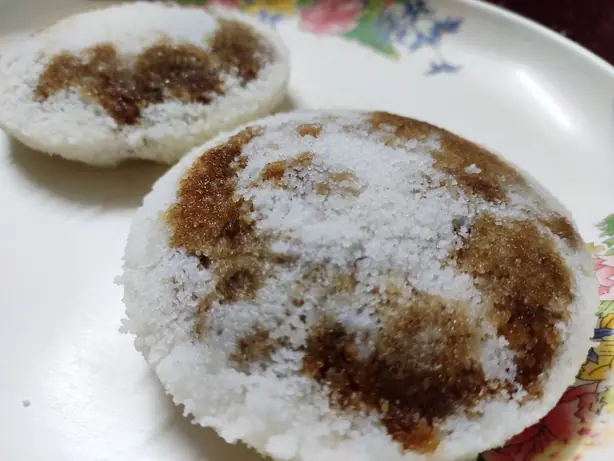Foto von Bhapa Pitha (Bengalischer Dampfkuchen) – fertig angerichtet