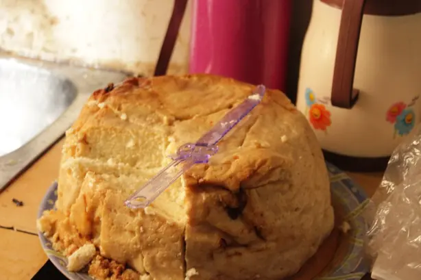 Foto von Chhena Poda (Indischer karamellisierter Käsekuchen) – fertig angerichtet