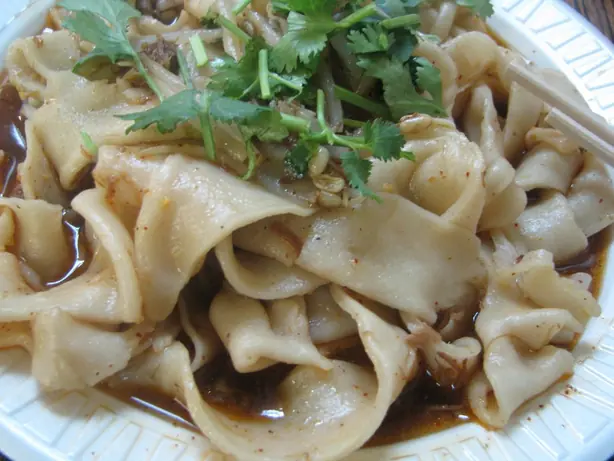 Foto von Biangbiang-Nudeln (Shaanxi Gürtel-Nudeln) – fertig angerichtet