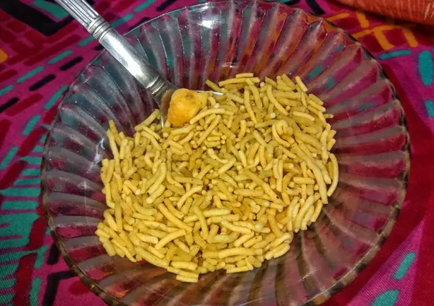 Foto von Bikaneri Bhujia (Knuspriger indischer Linsensnack) – fertig angerichtet