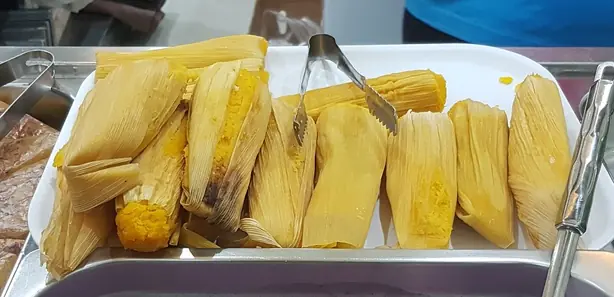 Foto von Binaki (Gedämpfte philippinische Maiskuchen) – fertig angerichtet