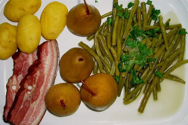 Foto von Schleswig-Holsteiner Birnen, Bohnen und Speck – fertig angerichtet
