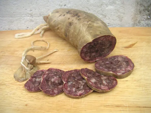 Foto von Traditionelle Hausmacher Blutwurst – fertig angerichtet