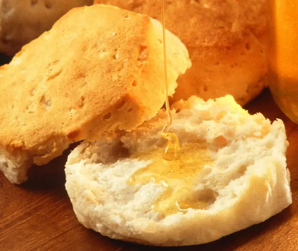 Foto von Klassische amerikanische Buttermilch-Biscuits – fertig angerichtet