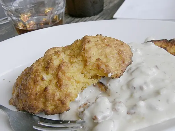 Foto von Klassische amerikanische Buttermilch-Biscuits – fertig angerichtet