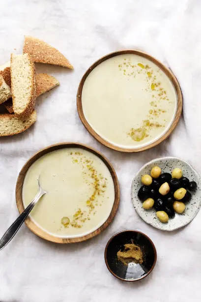 Foto von Bissara (Nordafrikanisches Favabohnen-Püree) – fertig angerichtet