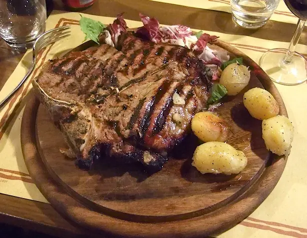 Foto von Bistecca alla fiorentina – fertig angerichtet
