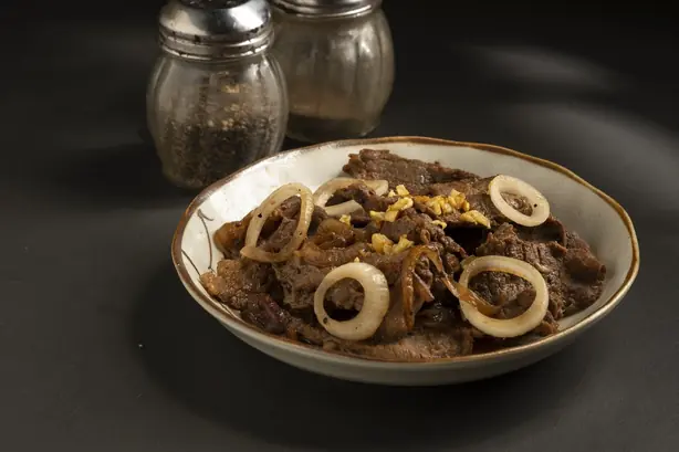 Foto von Bistek Tagalog (Philippinisches Rindersteak) – fertig angerichtet