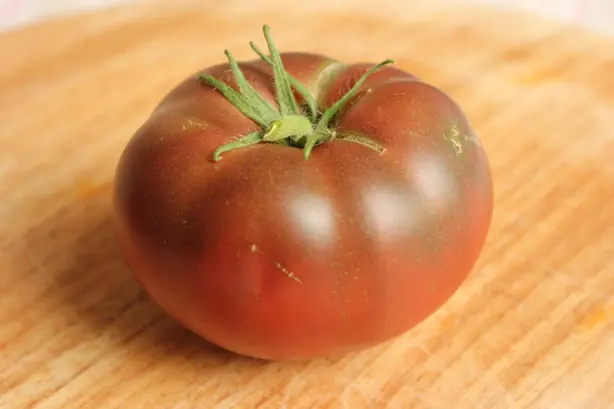 Foto von Black Krim Tomaten-Carpaccio mit Meersalz und Olivenöl – fertig angerichtet