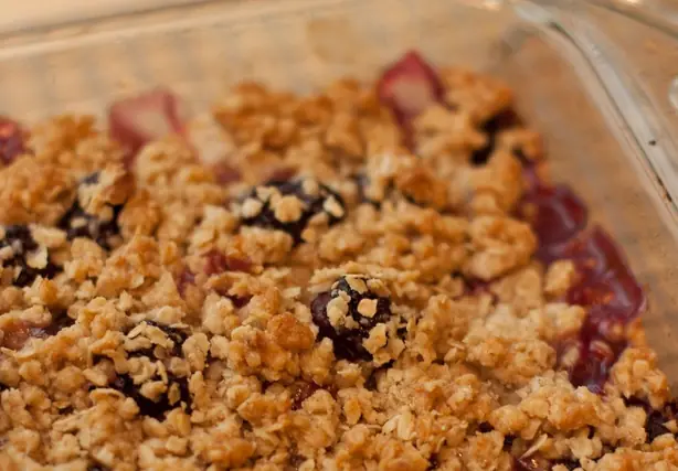 Foto von Klassischer Britischer Frucht-Crumble (Apple Crumble) – fertig angerichtet