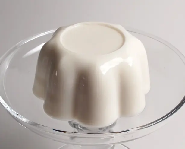 Foto von Klassische Mandel-Blancmange – fertig angerichtet