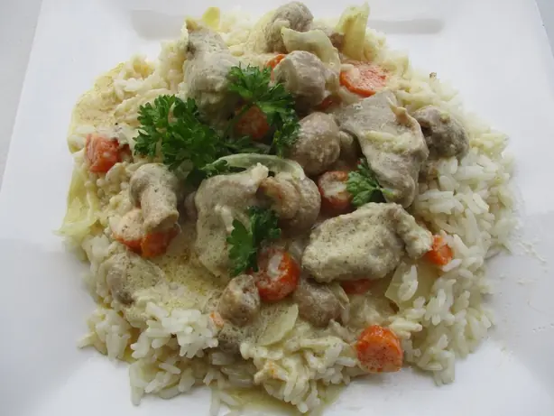Foto von Blanquette de veau (Klassisches französisches Kalbsragout) – fertig angerichtet