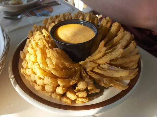 Foto von Gebackene Zwiebelblume (Blooming Onion) – fertig angerichtet