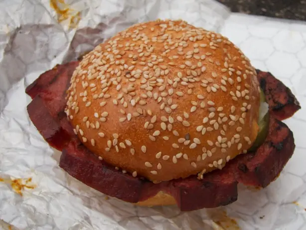 Foto von Barbecue Bologna (Oklahoma Tenderloin) – fertig angerichtet