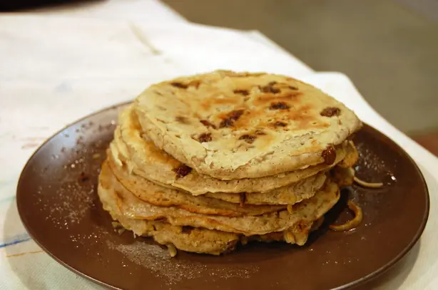 Foto von Boûkète (Belgische Buchweizen-Pfannkuchen) – fertig angerichtet