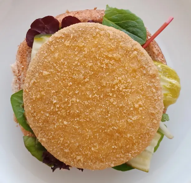 Foto von Hausgemachte Boca-Style Veggie-Burger (Sojaburger) – fertig angerichtet