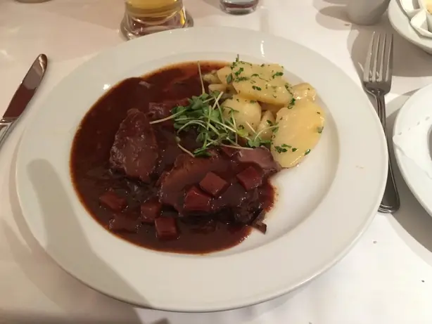 Foto von Böfflamot (Bayerischer Rinderschmorbraten) – fertig angerichtet