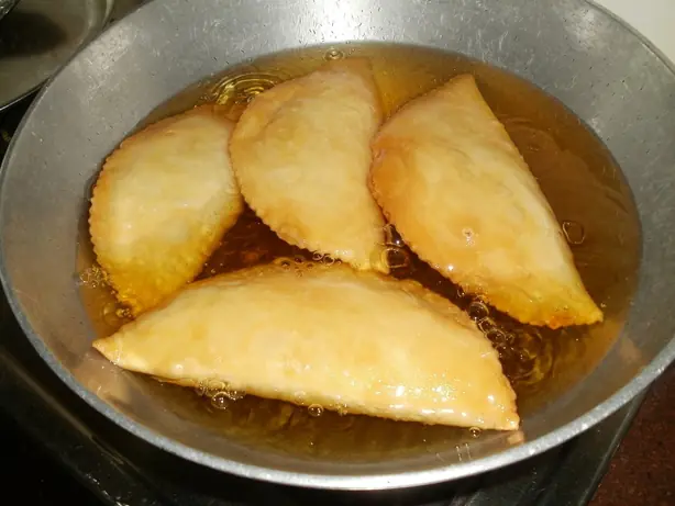 Foto von Ukadiche Modak (Gedämpfte Kokos-Reisteigtaschen) – fertig angerichtet