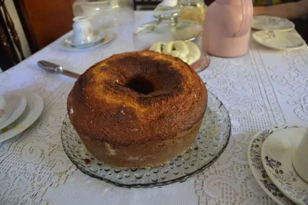 Foto von Brasilianischer Maiskuchen (Bolo de Fubá) – fertig angerichtet