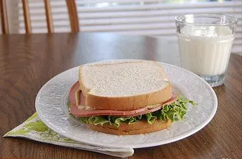 Foto von Gebratenes Bologna-Sandwich (Fried Bologna Sandwich) – fertig angerichtet