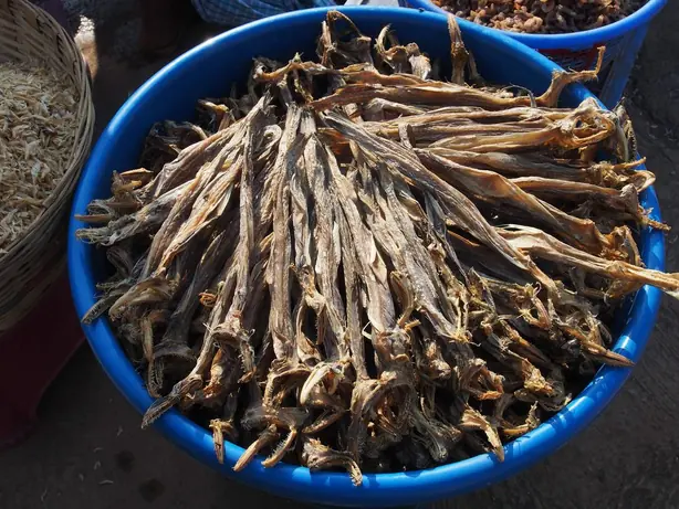 Foto von Knusprig frittierter Bombay Duck (Bombil Fry) – fertig angerichtet