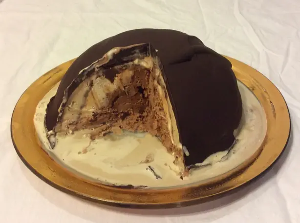 Foto von Klassische Bombe Glacée (Französische Eisbombe) – fertig angerichtet