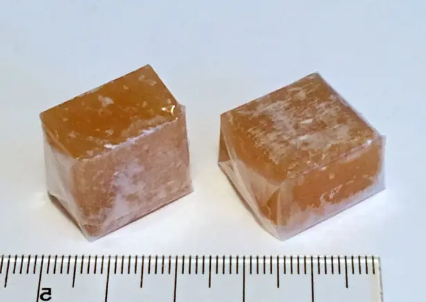 Foto von Japanische Bontan-Ame (Botan Rice Candy) – fertig angerichtet