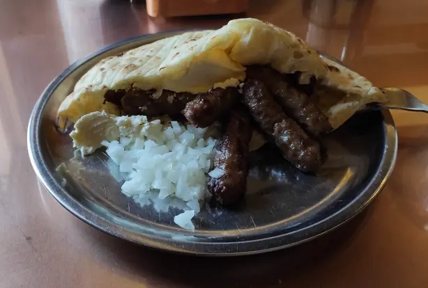 Foto von Traditionelle Balkan-Ćevapi (Ćevapčići) – fertig angerichtet
