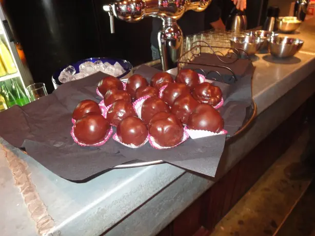 Foto von Bossche Bol (Niederländische Schokoladen-Sahnekugel) – fertig angerichtet