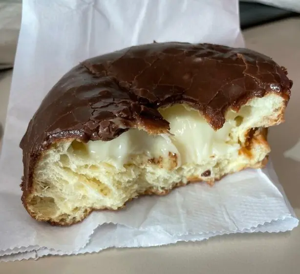 Foto von Boston Cream Pie – fertig angerichtet