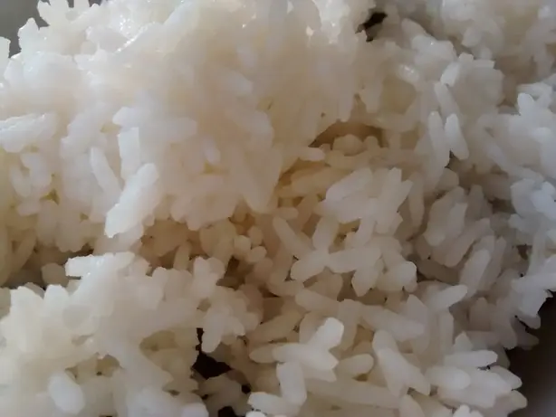 Foto von Perfekt gekochter Calrose-Reis – fertig angerichtet