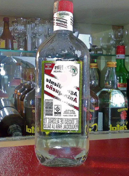 Botella de Aguardiente Antioqueño – Foto: Yussef90 (talk) (Uploads) (PUBLIC DOMAIN)