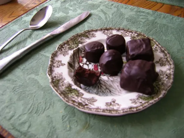 Foto von Klassische Bourbon Balls (Südstaaten-Whiskey-Kugeln) – fertig angerichtet