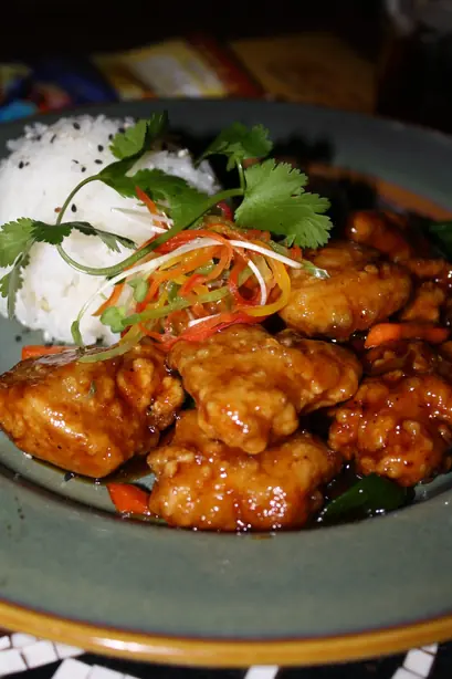 Foto von Klassisches Bourbon Chicken – fertig angerichtet