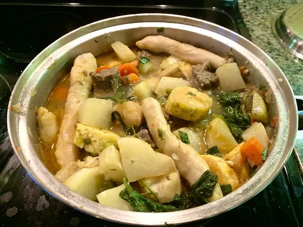 Foto von Klassische Hausgemachte Rinderbouillon – fertig angerichtet