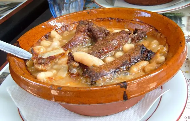 Foto von Klassisches Französisches Cassoulet (Toulouse-Art) – fertig angerichtet