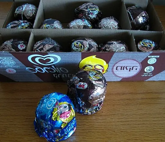 Foto von Hausgemachte Schokoküsse (Chocolate-coated marshmallow treats) – fertig angerichtet